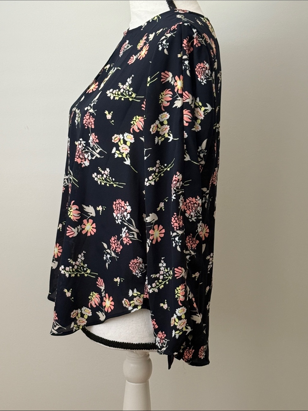 Ann Taylor Printed Navy Floral Long-Sleeve Women's Blouse - Picture 4 of 10